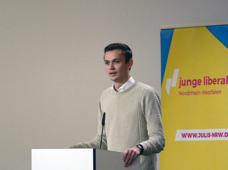 Jonathan Dammermann, neuer Schatzmeister der JuLis NRW, übte nach seiner Wahl Kritik an Ministerpräsident Hendrik Wüst sowie Isolations- und Maskenpflicht. Foto: JuLis NRW