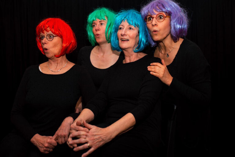 Die Kaktusblüten präsentieren satirisches Theater im flözK. Foto: privat