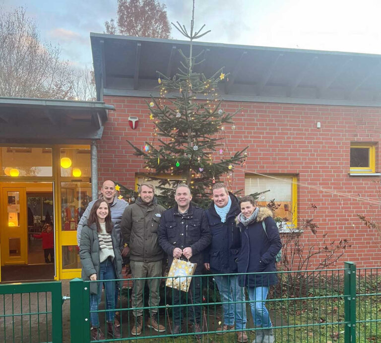 Vertreter/innen der Kita, des Fördervereins und des Elternrates dankten Christian Rasche (mitte) für den gespendeten Weihnachtsbaum. Foto: privat