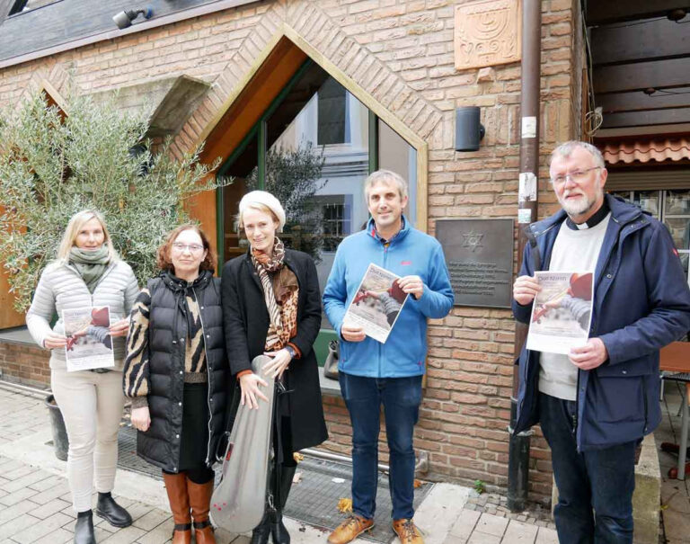 Margarita Feinstein (2.v.l.) und Freya Deiting (3.v.l) präsentieren ihr Konzert mit jüdischer Musik. Hand in Hand haben Stadt und Kirchengemeinden die Veranstaltung organisiert. Monika Eichmanns, Pfarrer Alexander Messe und Dechant Jürgen Schäfer (rechts). Foto: Gaby Brüggemann