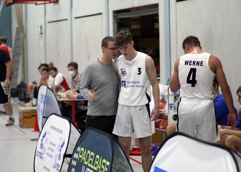 Coach Christoph Henke hatte die richtigen Worte gefunden. Seine LippeBaskets feierten einen Heimsieg gegen Telgte. Foto: Wagner