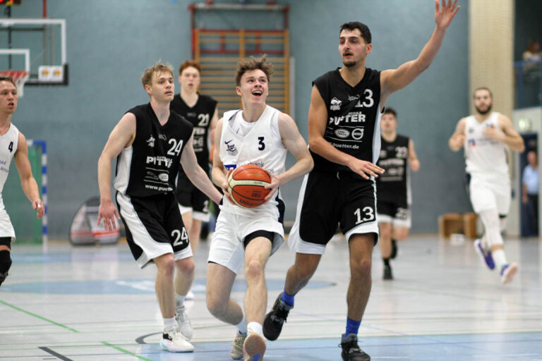 Jordan Most vollendet in dieser Szene nach einem Fastbreak gekonnt per Korbleger für die LippeBaskets gegen Iserlohn. Foto: Wagner