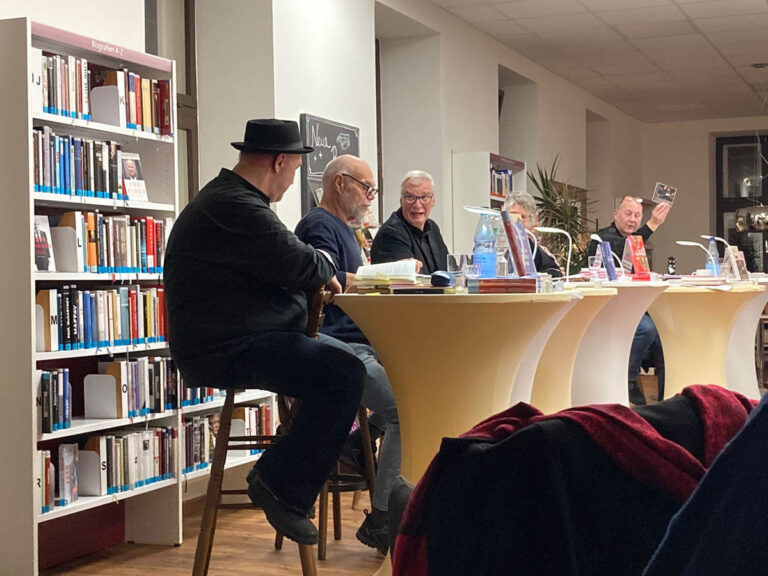 Verschiedene Romane werden beim LiteraTurnier diskutiert, und es entstehen zahlreiche Gespräche über den Schreibstil und die Themen der Bücher. Foto: Robyn Lux