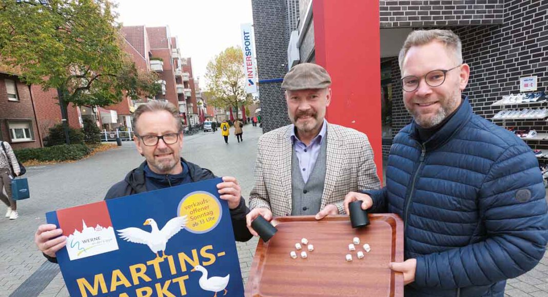 Veranstaltungsmanager David Ruschenbaum (von rechts), Hubertus Waterhues und Martin Gößl (beide Wir für Werne) laden beim verkaufsoffenen Sonntag während des Martinsmarktes zum Knobeln ein. Es gibt wieder ein Gänse-Essen zu gewinnen. Foto: Wagner