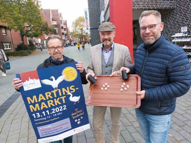 Veranstaltungsmanager David Ruschenbaum (von rechts), Hubertus Waterhues und Martin Gößl (beide Wir für Werne) laden beim verkaufsoffenen Sonntag während des Martinsmarktes zum Knobeln ein. Es gibt wieder ein Gänse-Essen zu gewinnen. Foto: Wagner