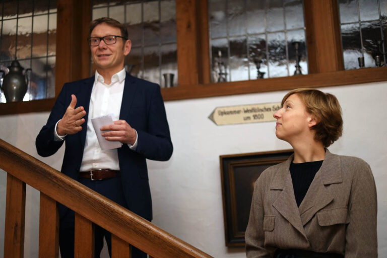 Bürgermeister Lothar Christ und Dr. Constanze Döhrer eröffneten am Sonntag die neue Ausstellung im Stadtmuseum zu der rund 100 Besucher gekommen waren. Foto: Isabel Schütte