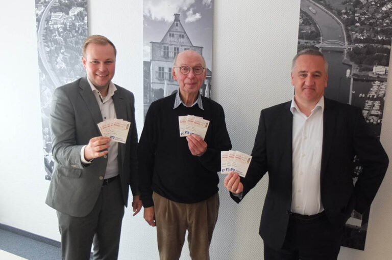 Engagieren sich seit einem Jahrzehnt für das Projekt „Notfallkarte“: Dieter Schimmel, Vorsitzender der Seniorenvertretung gemeinsam mit Volksbank-Filialleiter Philipp Gärtner (links) und Volksbank-Niederlassungsleiter Markus Dyckhoff (rechts). Foto: Höinghaus
