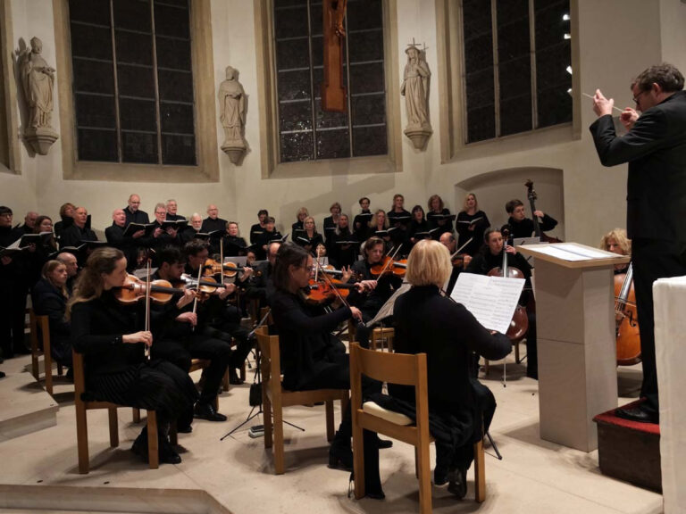 Auf Einladung der Stiftung Musica Sacra Westfalica gestaltete der Oratorienchor Dortmund mit dem Orchester „Neues Collegium Herford“ und Gesangssolisten unter der Leitung von Heiko Waldhans das Requiem von W. A. Mozart (1756-1791) sowie die „Begräbnismusik für Königin Maria“ des englischen Komponisten Henry Purcell (1659-1695). Foto: Schwarze