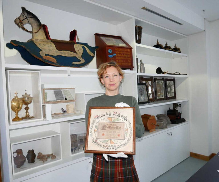Museumsleiterin Dr. Constanze Döhrer präsentiert in der neuen Dauerausstellung, die am Sonntag eröffnet wird, einen gerahmten Infaltionsgeldschein. Foto: Gaby Brüggemann