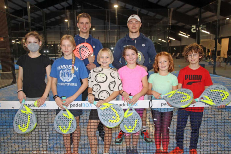 Zahlreiche Kinder hatten mit den Trainern Luke Bornemann und Timo Nowotny Spaß bei den ersten Padel-Schlägen. Foto: Wagner