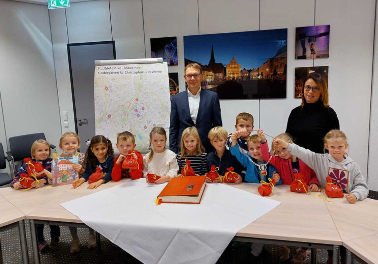 Die Maxi-Kinder der Kita St. Christophorus mit Erzieherin Monika Steiner und Leiterin Vanessa Borner (nicht im Bild) statteten Bürgermeister Lothar Christ im Stadthaus einen Besuch ab und schauten sich auch das Goldene Buch und die Amtskette genau an. Foto: Wagner