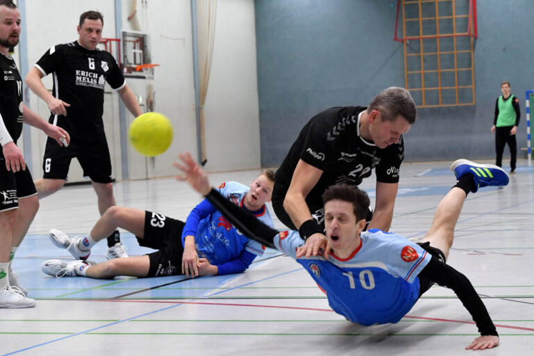 Aus allen Lagen versuchten es die Handballer gegen Heeren. Nach Zuspiel von Jonas Thiemann (links) kommt hier Lennart Wulfert zum Torwurf. Foto: MSW