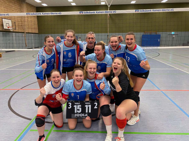 Ein gewohntes Bild: Am Ende jubeln die Werner Damen in der Volleyball-Oberliga. Foto: Kollhoff