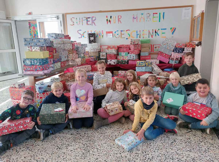 Zahlreiche Weihnachtspäckchen für den guten Zweck hatte die Uhlandschule geschnürt. Foto: Wagner