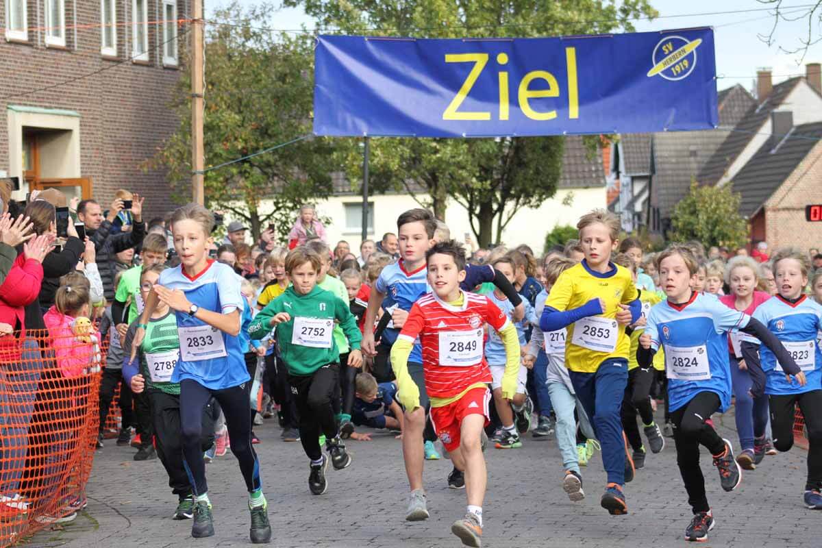 Die gute Organisation und viele helfende Hände zeichnen den Westerwinkellauf aus. Selbst der Wettergott hatte ein Einsehen und schickte noch ein paar Sonnenstrahlen. Foto: Isabel Schütte
