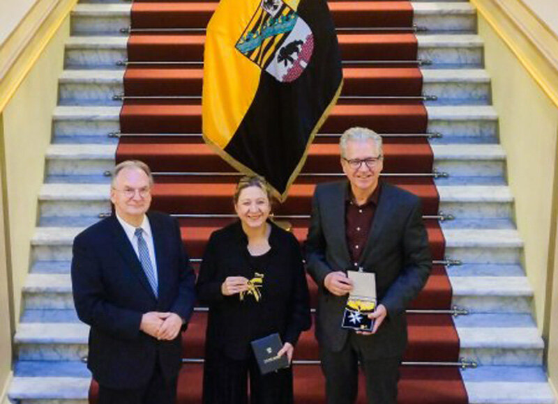 Professor Ansgar Striepens (rechts) erhielt den Landes-Verdienstorden durch Ministerpräsident Rainer Haseloff (Sachsen-Anhalt). Auch die Pianistin Ragna Schirmer wurde geehrt. Foto: Landesmusikrat Sachsen-Anhalt