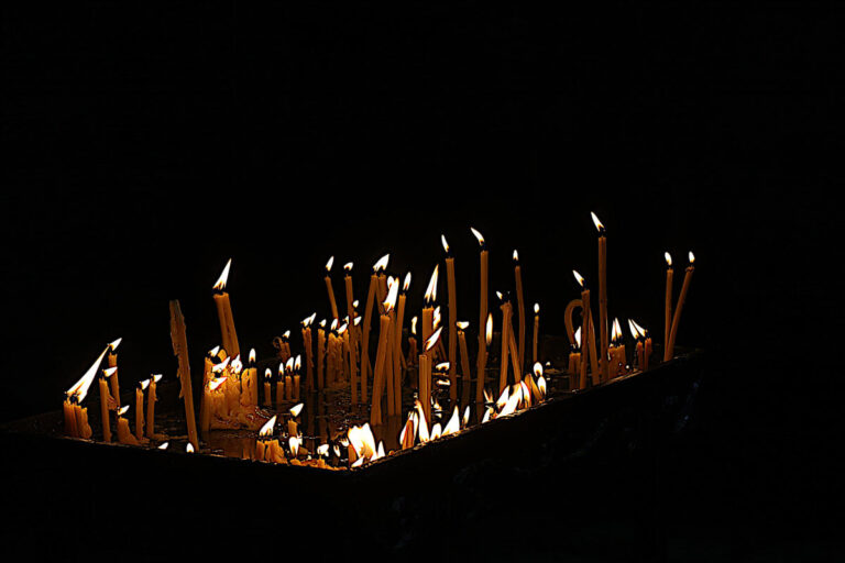 Die brennenden Kerzen erinnern in der Advents- und Weihnachtszeit an das Licht Christi. Foto: Steinmüller