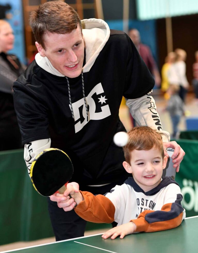 Mit etwas Hilfe gelangen die ersten erfolgreichen Schläge beim Tischtennis. Foto: MSW