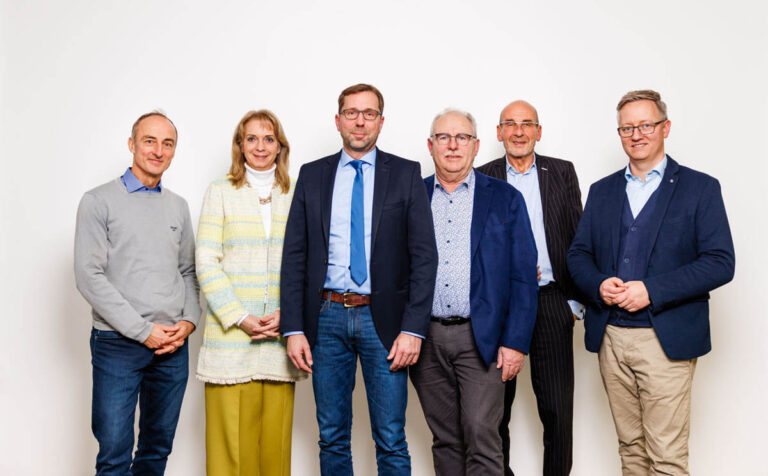 Gründung von SCNCWAVE mit (von links) Prof. Christian Jokiel (TH Köln), Adelheid Hauschopp-Francke (Wir für Werne), Dr. Michael Detering (SW), Michael Zurhorst (Wir für Werne), Thomas Vomfell (Schumacher & Partner) und Matthias Stiller (Wirtschaftsförderung Stadt Werne). Zugeschaltet waren Dr. Benjamin Friedhoff (DST), Prof. Dr. André Niemann (Uni Duisburg-Essen), Prof. Christian Auel (FH Münster) und Prof. Holger Schüttrumpf (RWTH Aachen). Foto: SW