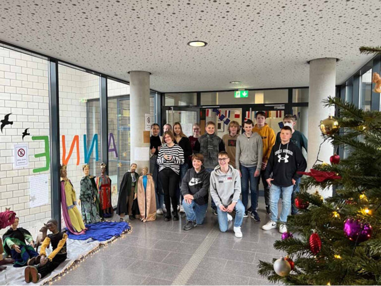 Die Schülerinnen und Schüler bewegen die Krippenfiguren wöchentlich, sodass der Weg von Nazareth nach Bethlehem verfolgt werden kann. Foto: AFG
