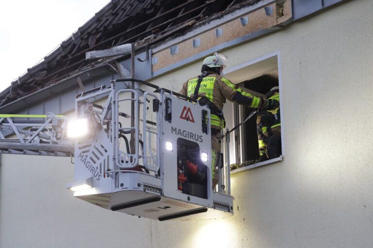 Um an das versteckt liegende Glutnest zu gelangen, musste ein kleinerer Teil des Dachstuhls geöffnet werden. Foto: Stadt Lünen