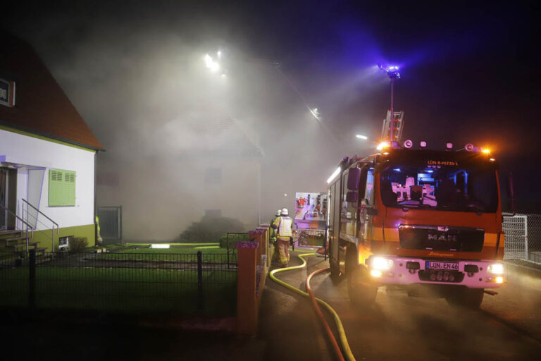 Ein Anwohner hatte gegen 21 Uhr ein Feuer in der Turnhalle der Viktoriaschule an der Augustastraße bemerkt und wählte den Notruf. Die Berufsfeuerwehr Lünen sowie die Löschzüge Nordlünen-Alstedde und Wethmar wurden alarmiert. Foto: Stadt Lünen