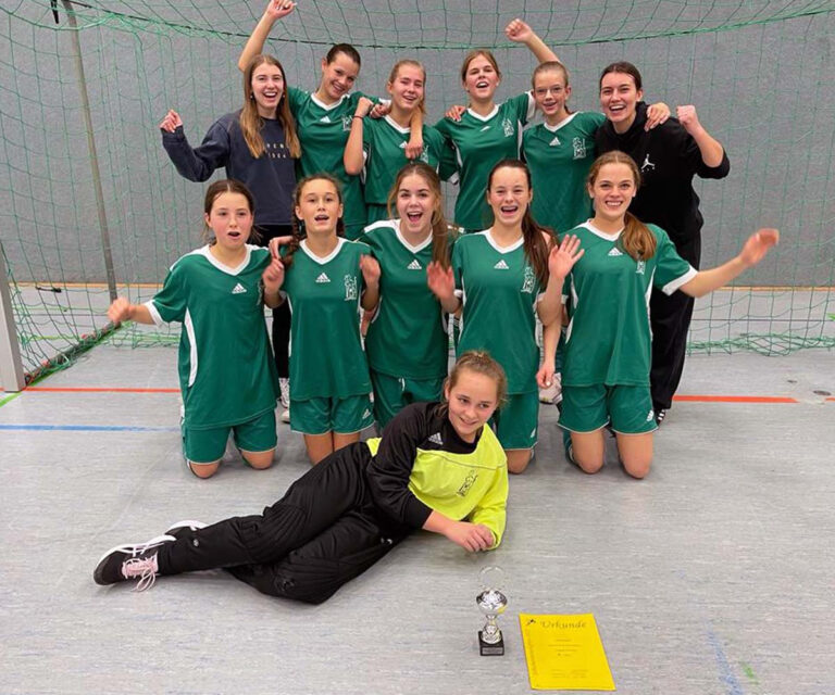 Die weibliche C-Jugend des Gymnasiums St. Christophorus sicherte sich den Stadtmeistertitel im Hallenfußball der weiterführenden Schulen. Foto: privat
