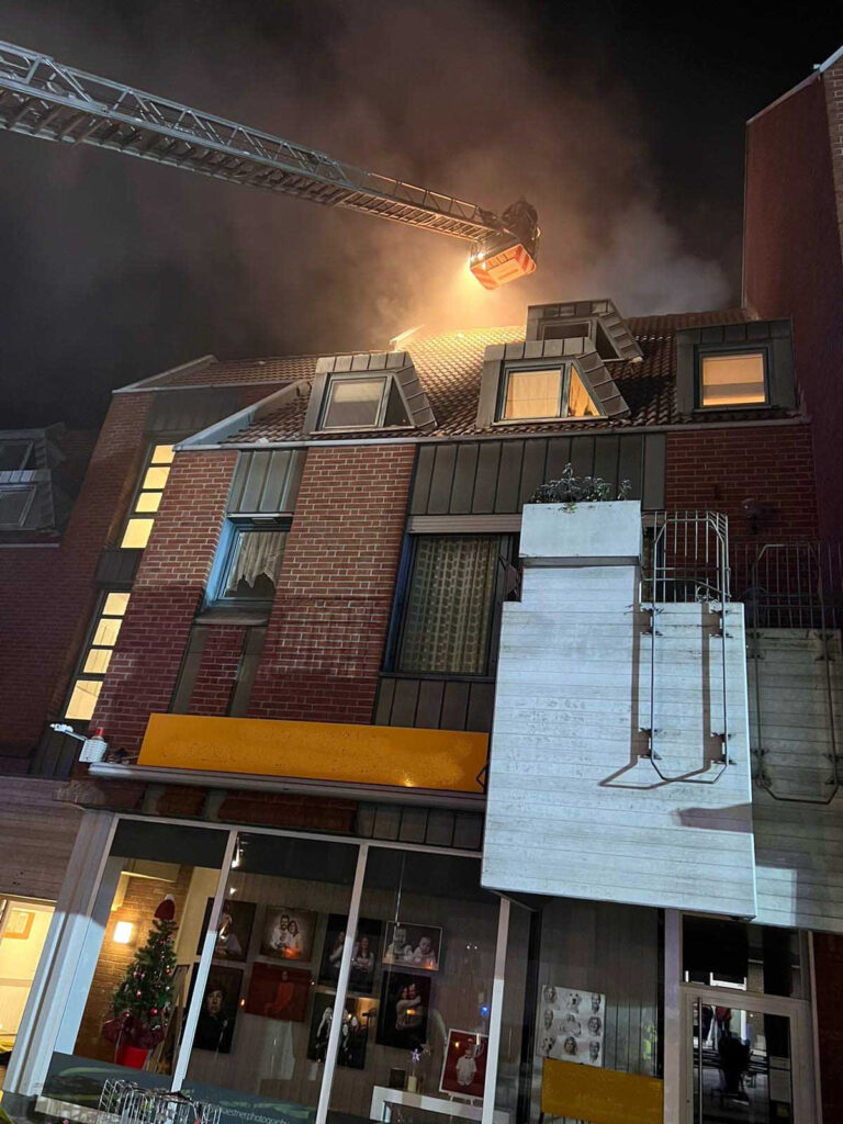 Der Wohnungsbrand ereignete sich direkt in der Innenstadt. Die Feuerwehr Werne wurde mit starken Kräften alarmiert. Foto: Feuerwehr Werne