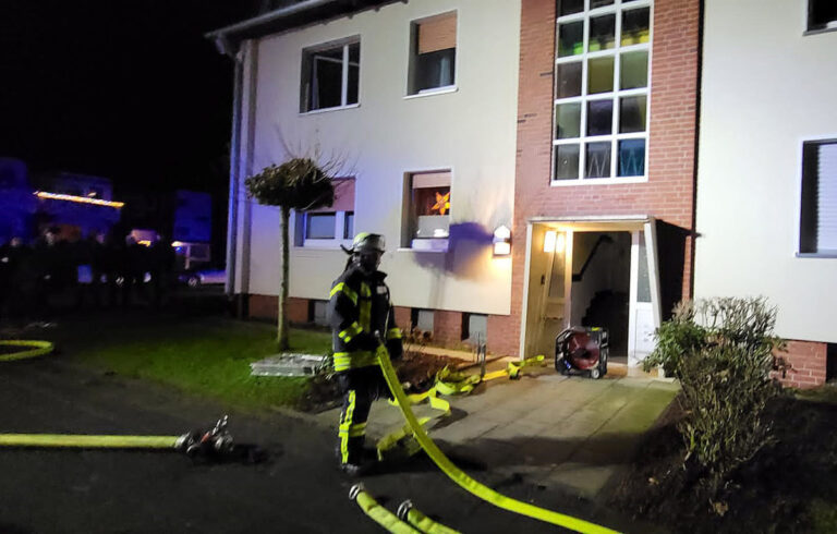 Die Feuerwehr Werne musste am zweiten Weihnachtstag zur Schlaunstraße, da dort eine Rauchentwicklung in einem Mehrfamilienhaus festgestellt wurde. Foto: Feuerwehr Werne