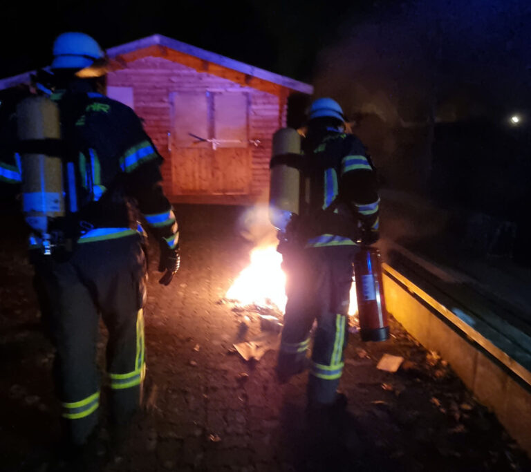 Die Feuerwehrleute hatten den brennenden Mülleimer auf dem Hof der ehemaligen Barbaraschule schnell unter Kontrolle. Foto: Feuerwehr Werne