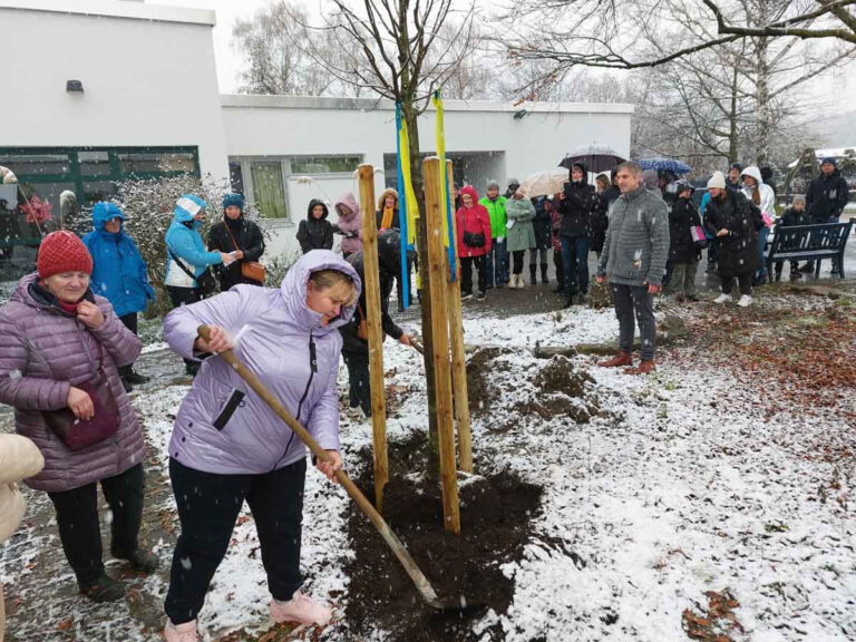 Frauen aus der Ukraine packten bei der Pflanzung des Friedensbaums tatkräftig mit an. Foto: Wagner