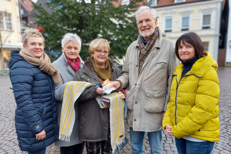 390 Euro übergab Ilona Kapries (Mitte) an die Hospizgruppe Werne, hier vertreten durch (v.l.) Sandra Mühlenberg, Marlies Schmid-Goßheger, Dr. Hans-Peter Böhm und Anja Linke. Foto: Jörg Stengl