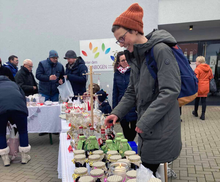 Viele schöne Sachen zur Adventszeit boten die Verkäufer/innen beim Basar der Kitas Jona und "Unter dem Regenbogen". Foto: privat