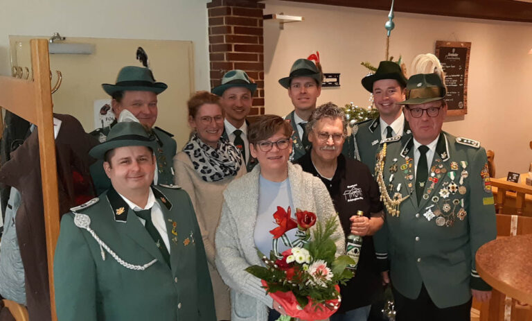 Einen Antrittsbesuch unternahmen die Bürger-Schützen beim neuen Wirtepaar im Kolpinghaus. Foto: privat
