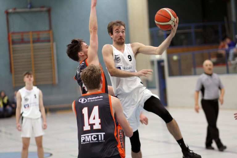 Lukas Mersch und die LippeBaskets kamen oft nach Fastbreaks zu leichten Punkten. Foto: Wagner