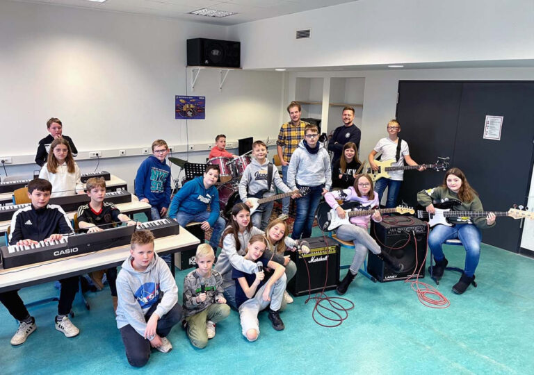 Die Musik-Klasse 5a der Sekundarschule fiebert ihrem ersten öffentlichen Auftritt entgegen. Foto: MSS
