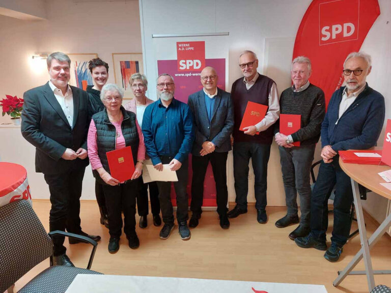 Nach einem gemeinsamen Frühstück ehrten MdB Michael Thews (ganz links) und Siegfried Scholz (4. von rechts), Vorsitzender des SPD-Ortsvereins, verdiente Mitglieder. Foto: Wagner