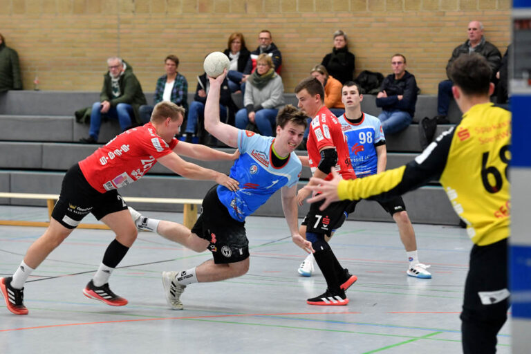Trotz massiver Bedrängnis kann sich Tobias Schüttpelz gegen die Soester Abwehrreihe durchsetzen. Foto: MSW