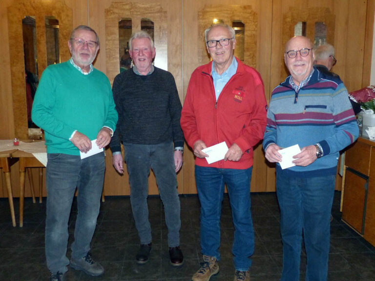 Die fleißigsten Sportler wurden von Manfred Prömel (2. von links) geehrt: Eberhard Gründken (links), Uli Wiebusch und Bernd Koch (rechts). Foto: Prömel