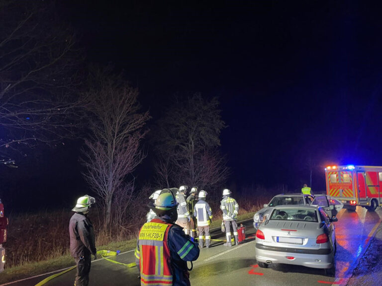 Ein Frontalzusammenstoß ereignete sich auf der Münsterstraße an der Grenze zum Kreis Coesfeld. Ehrenamtliche Kräfte der Feuerwehr Werne waren im Einsatz. Foto: Feuerwehr