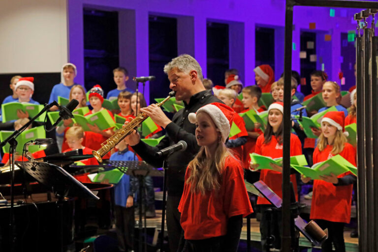 Zwei anspruchsvolle Weihnachtskonzerte boten die Chöre des St. Christophorus Gymnasiums sowie Saxophonist Witold Grohs dem Publikum. Foto: privat