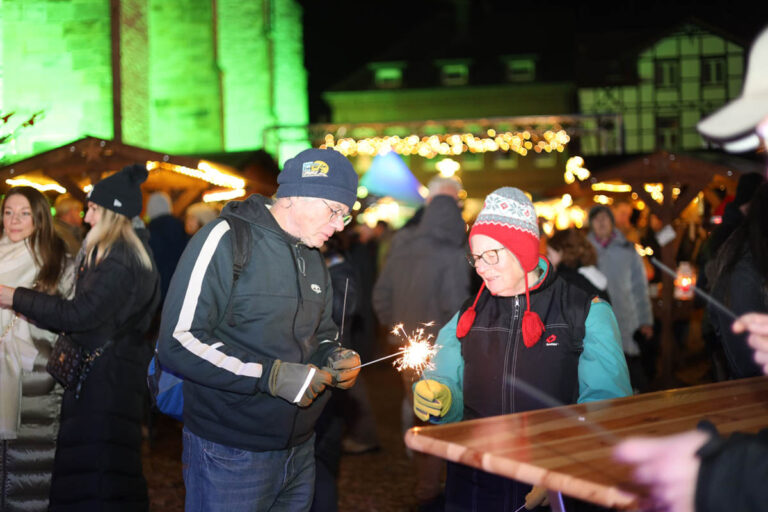 Zum Abschluss brannten auf dem Weihnachtsmarkt wieder zahlreiche Wunderkerzen - ein stimmungsvoller Abschied. Foto: Isabel Schütte