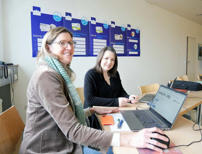 Britta Löchter und Kornelia Brocke (rechts) zogen die Gewinnlose der Werner Thaler erstmals mit dem Zufallsgenerator. Foto: Gaby Brüggemann