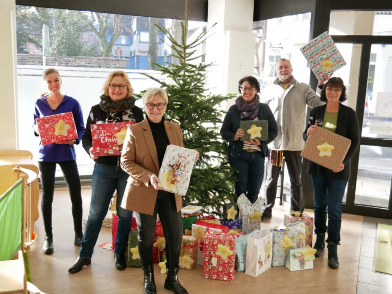 Wunschbaum-Aktion sorgt für Weihnachtsfreude. Von links: Judith Bollerott (Stadt Werne), Bettina Stilter (Familiennetz), Ute Waterhues (Caritas-Verband), Elisabeth Meßner (Familiennetz), Pfarrdechant Jürgen Schäfer und Monika Weskamp (Familienbildungsstätte). Foto: Gaby Brüggemann