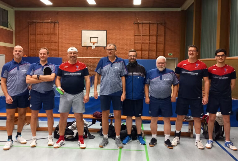 Vor dem Derby der beiden Werner Reserven stellten sich die Spieler beider Teams mit (von links) Martin Peters, Guido Lorenz (beide TTC), Jürgen-Theodor Fränzer (WSC), Roland Bußkamp (TTC), Matthias Makosch (WSC), Axel Brocke (TTC), Olliver Sonnen und Alkan Atak (beide WSC) zum Gruppenbild auf. Foto: privat