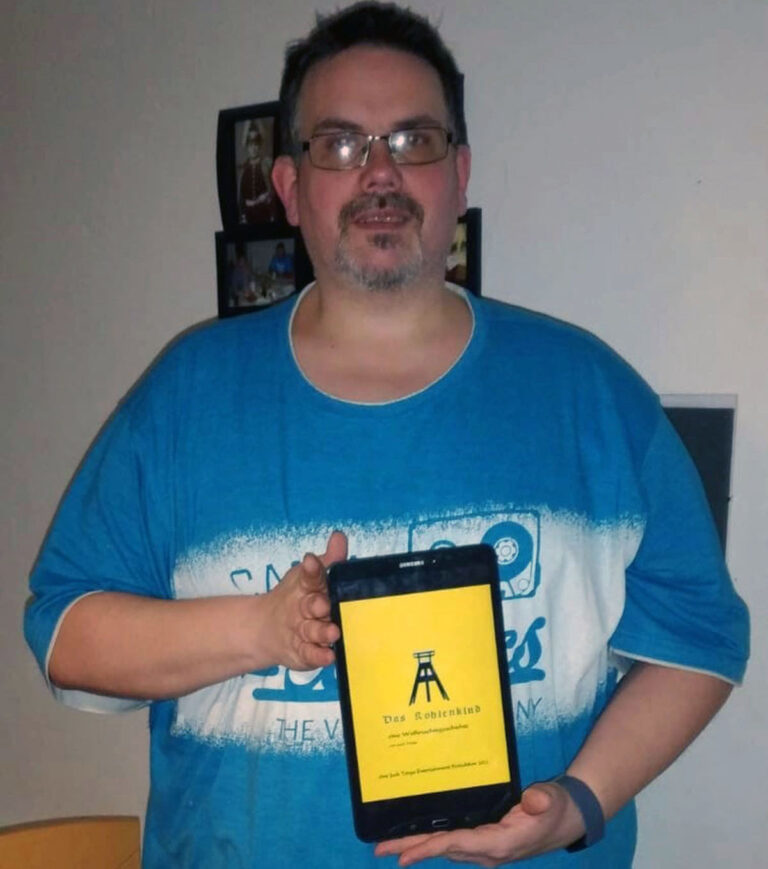 Autor Jack Tengo präsentiert sein neuestes Werk "Das Kohlenkind". Foto: privat
