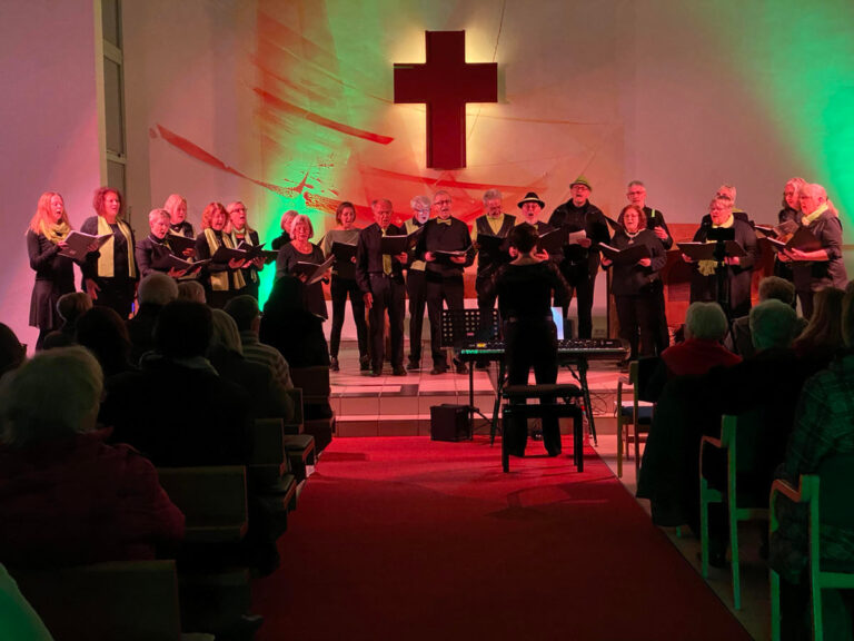 Ein stimmungsvolles Weihnachtskonzert erlebten die Zuhörer/innen im Dietrich-Bonhoeffer-Zentrum. Foto: Anke Schwarze
