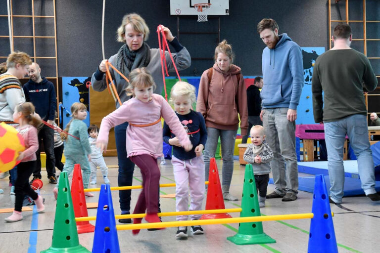 Jede Menge Bewegungsangebote gab es wieder beim Familiensonntag des Werner SC in der Turnhalle der Uhlandschule. Foto: WSC