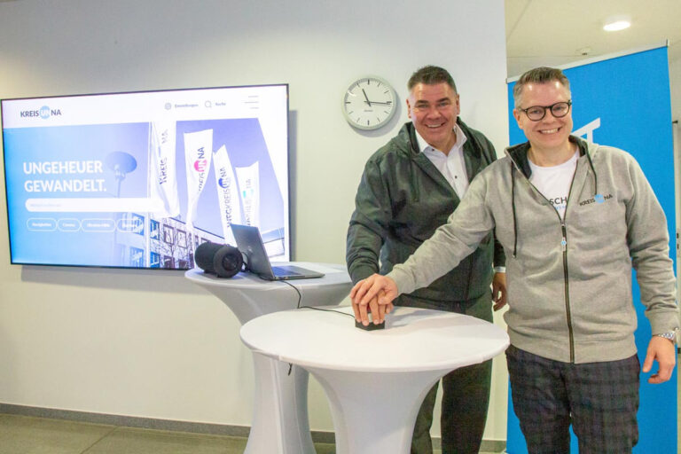 Kreisdirektor Mike-Sebastian Janke und Landrat Mario Löhr haben den neuen Internetauftritt offiziell freigeschaltet. Foto: Alexander Heine – Kreis Unna