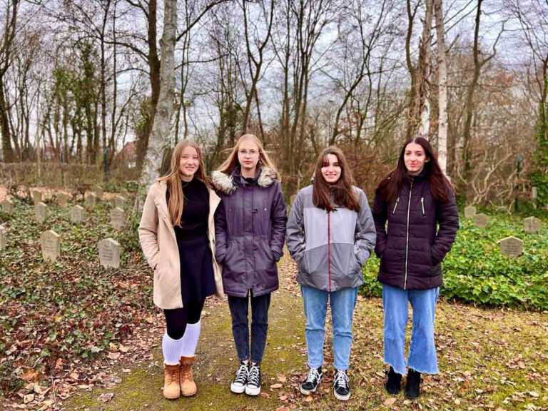 Die Schülerinnen des Anne-Frank-Gymnasiums engagieren sich auf dem sogenannten Russischen Friedhof und haben am Freitag eine besondere Aktion auf dem Kirchplatz in Werne geplant. Foto: AFG